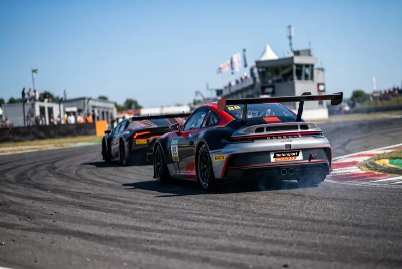 Porsche 911 GT3 R mit MotorsportMarkt.de-Logo auf der Rennstrecke