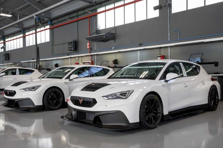 The-CUPRA-Leon-Competicion-gearing-up-for-action-at-the-WTCR-2020_03_HQ.jpg